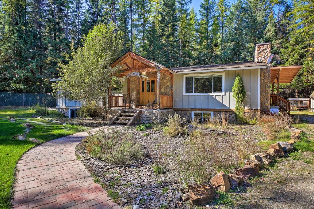 Quaint Priest Lake Cabin with Patio Less Than 1 Mi to Lake!